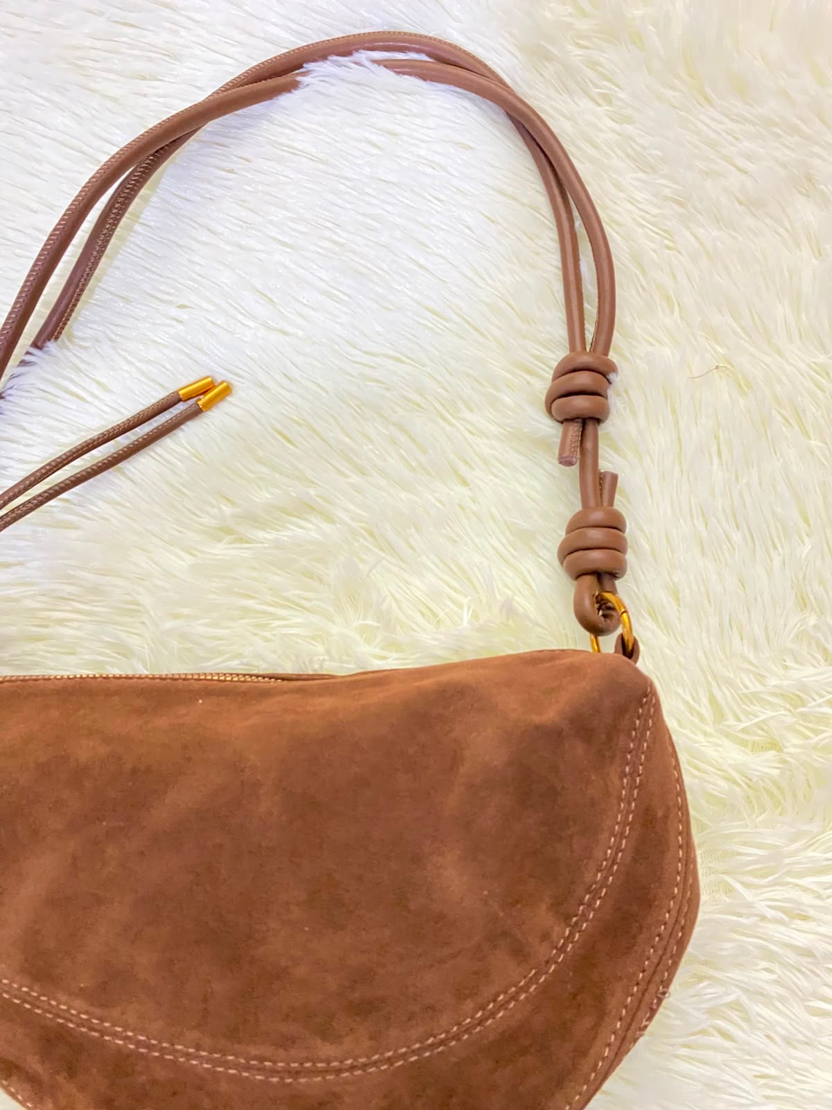 Cartera, marron en terciopelo y nudos en la manga.