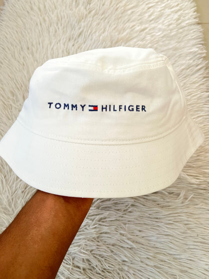 Gorro TOMMY HILFIGER original blanco con letras de la marca en frente.