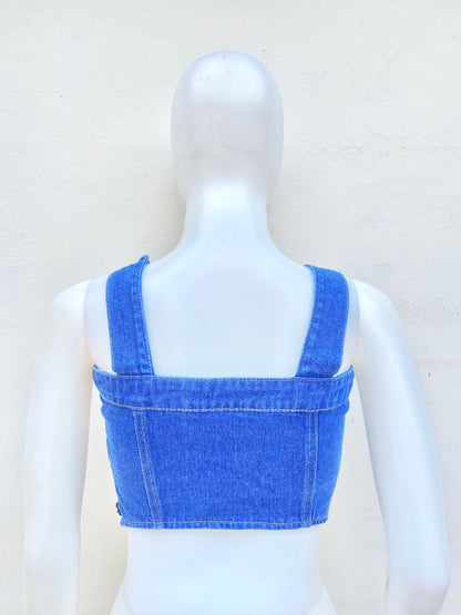 Top Jean azul con detalles de botones en plateado.