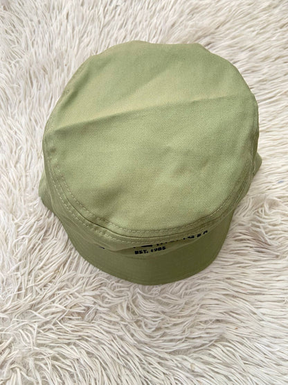 Gorro Tommy Hilfiger original, verde oliva con letras TOMMY HILFIGER en azul marino.