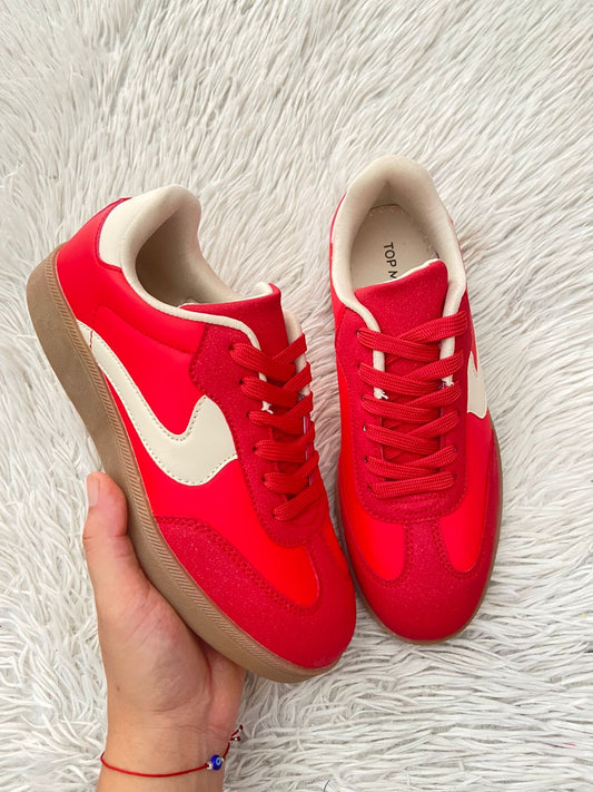 Tenis TOP MODA original, rojo con crema y suelas en color marrón.