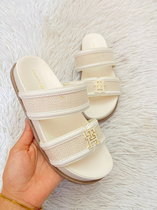 Sandalias TOMMY HILFIGER ORIGINAL original crema con placa TH en blanco con dorado.