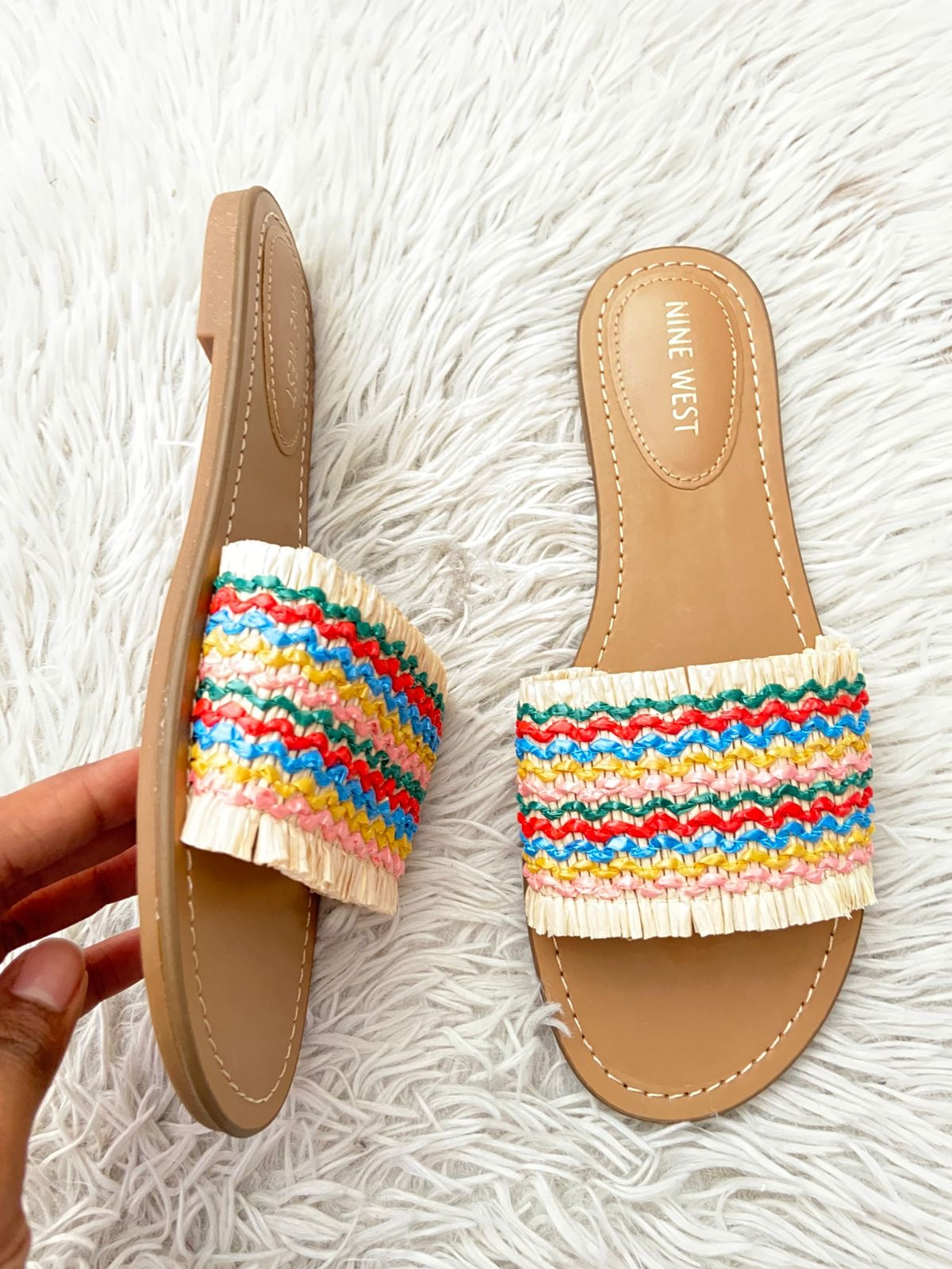 Sandalias NINE WEST original, crema con diseño de pajas al frente multicolor.