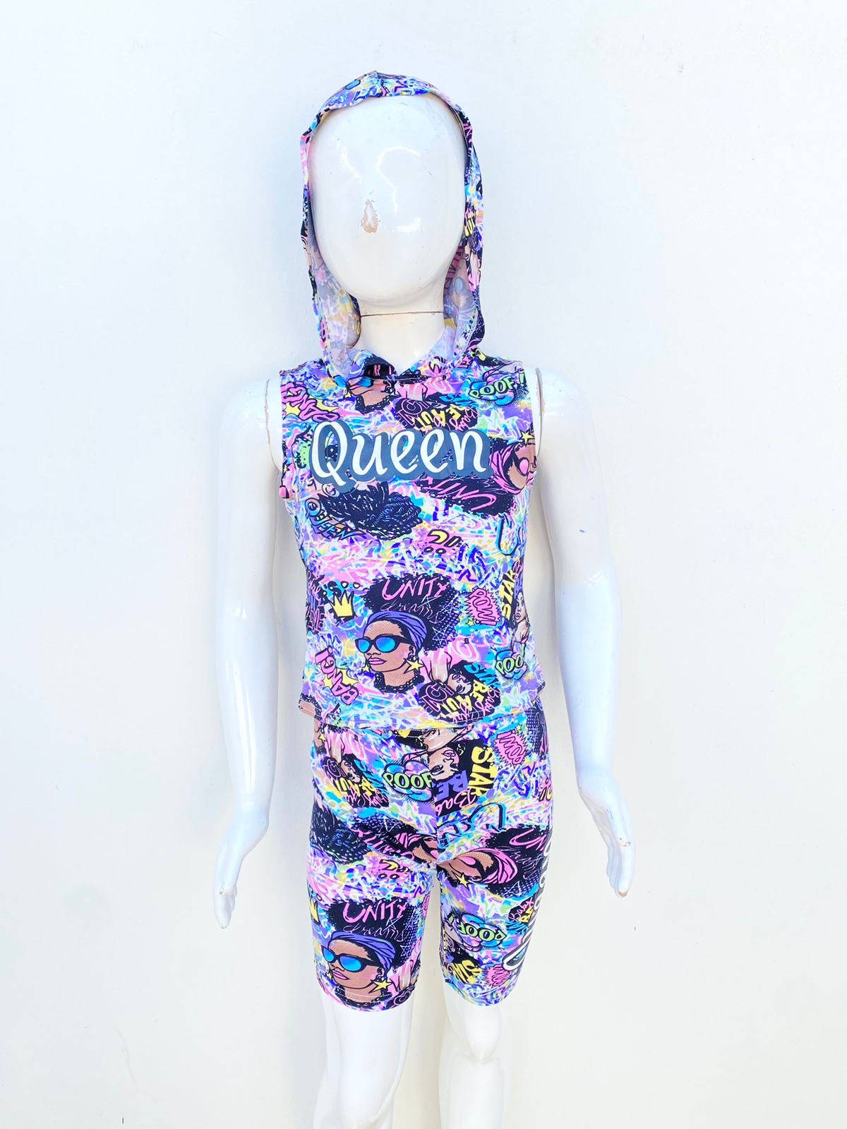 Conjunto Girls original con letras QUEEN y estampado de color morado.