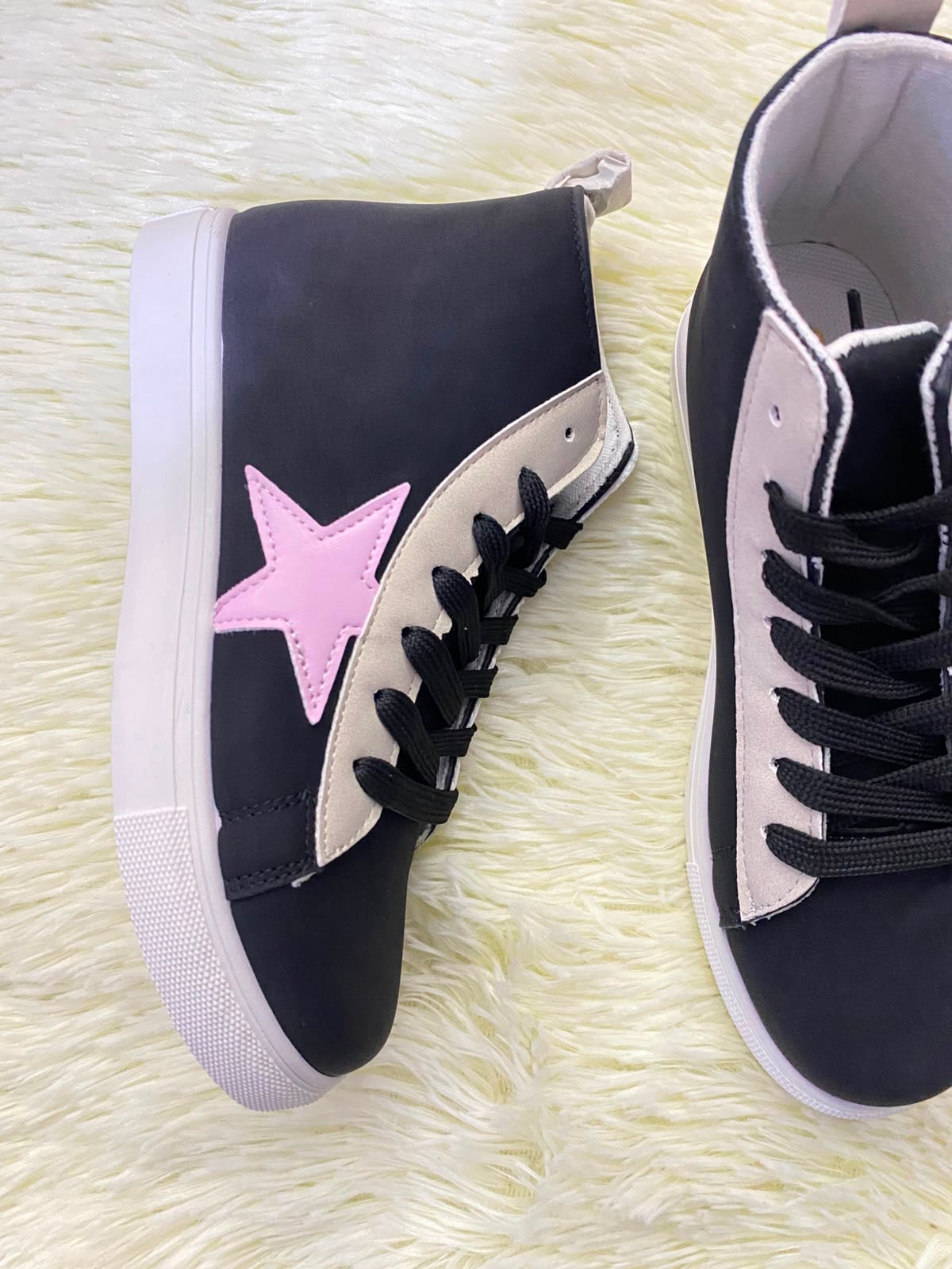 Tenis, negro con suelas en color blanco y estampado de estrella en color rosado al lado.