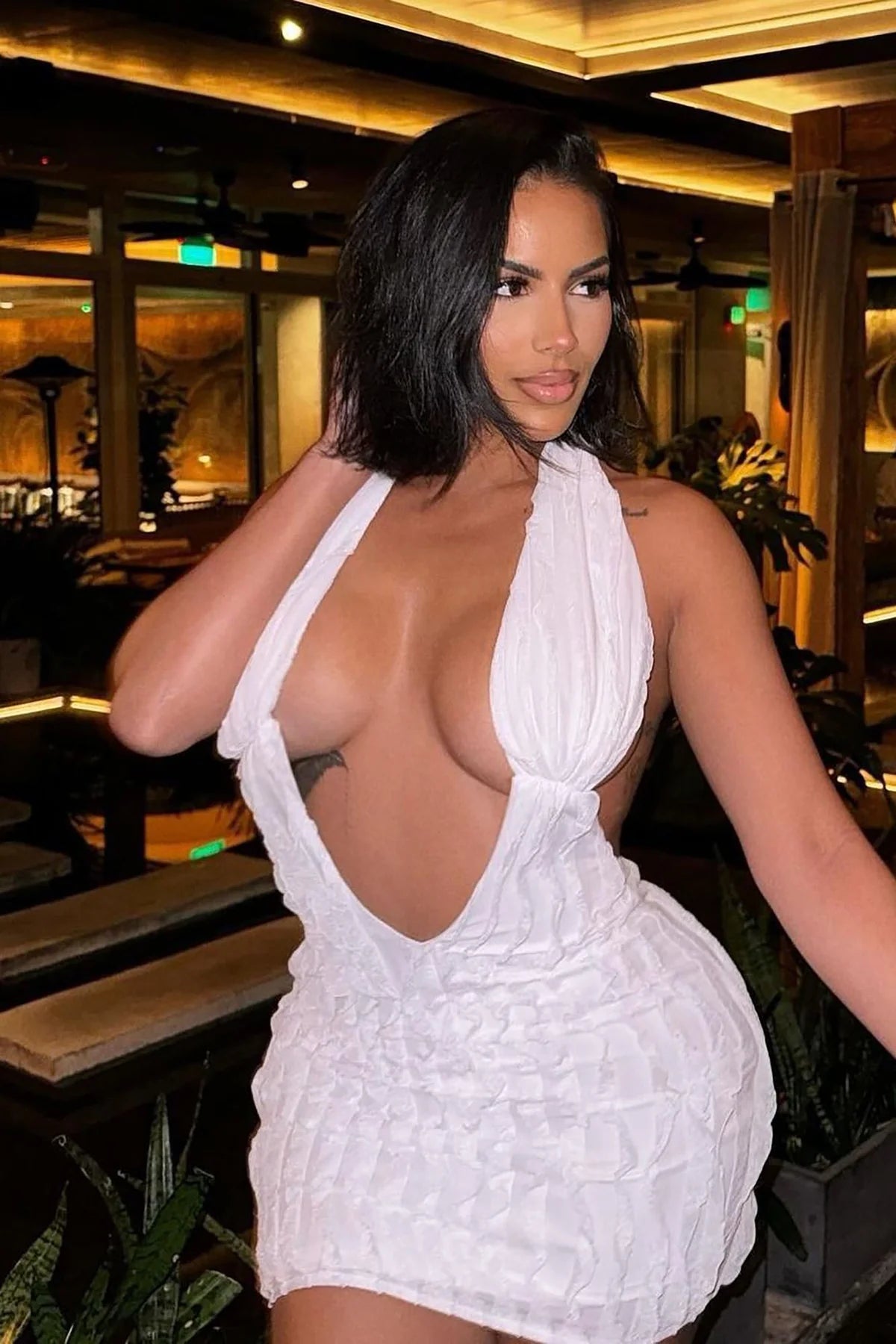 Vestido Mini Fashion Nova, talla grande Xlarge, blanco texturizado para robar todas las miradas. Halter con espalda descubierta. Escote profundo en V y abertura trasera. Con forro y elasticidad para máxima comodidad y movimiento
