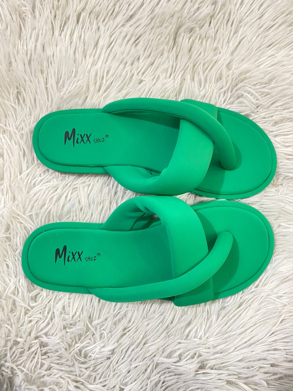 Sandalias MIXX original verde con correa cruzada.