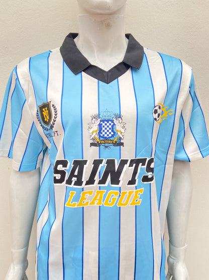 Conjunto azul, con rayas en color blanco y cuello en color negro y letras SAINTS LEAGUE.