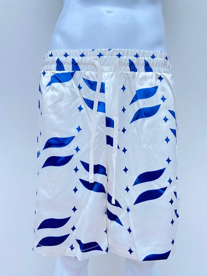 Bermuda pantalón corto en color crema con detalles en color azul.