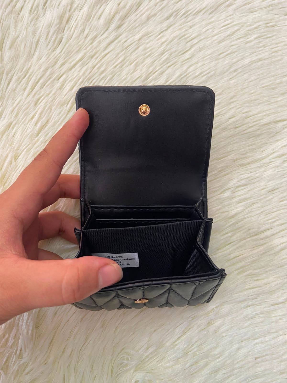 Monedero pequeño negro diseño acolchado con cierre de boton y súper espacioso.