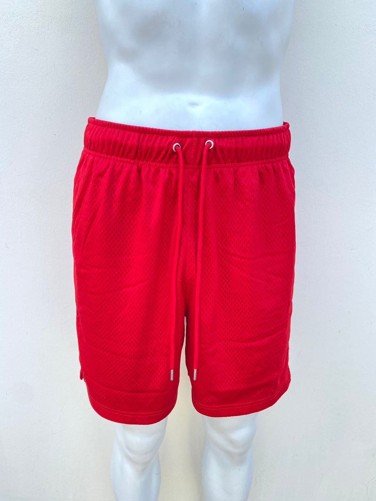 Bermuda, para hombre, roja lisa, estilo deportivo con hoyitos.