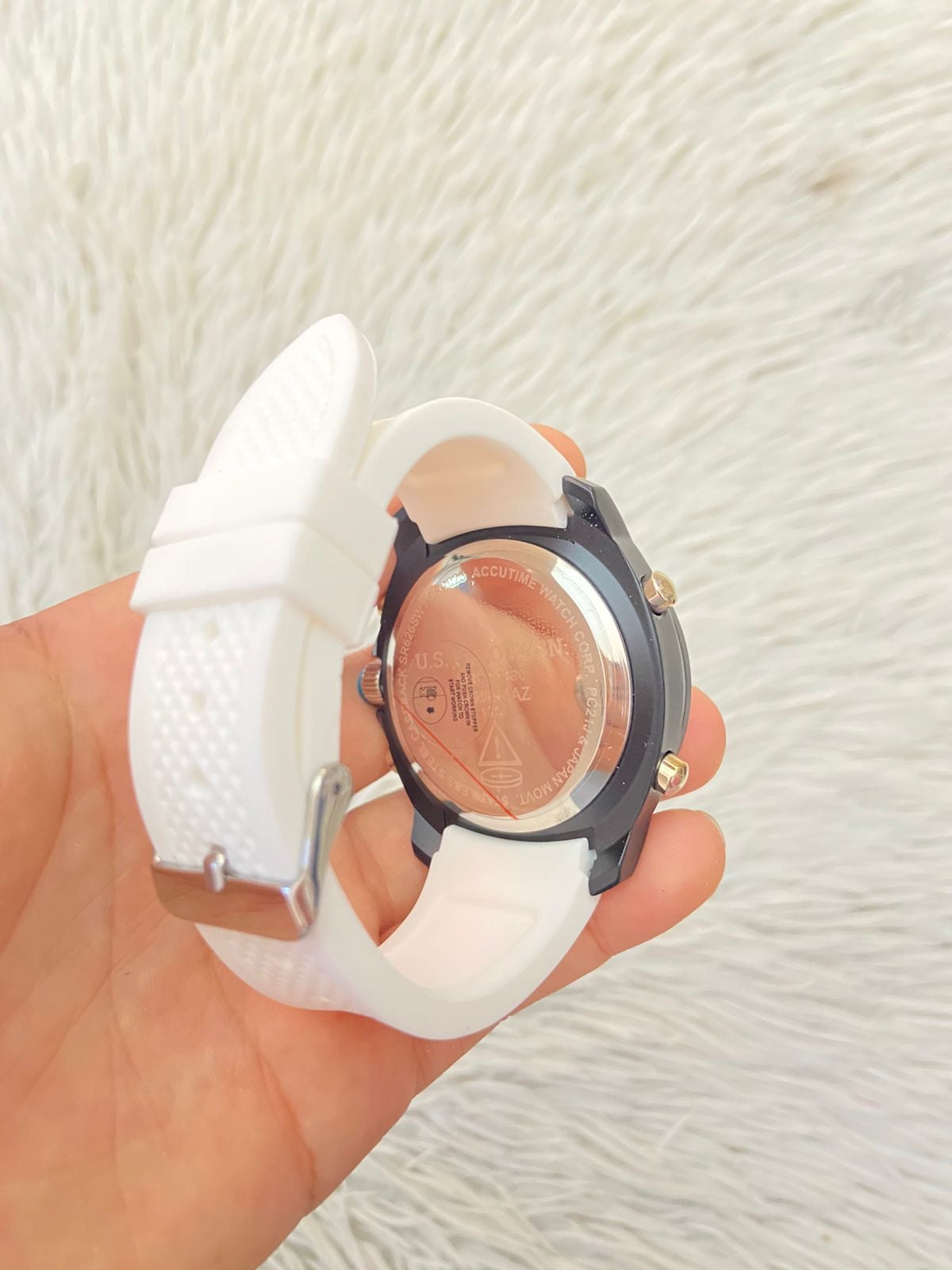 Reloj U.S POLO ASSN. Original en color blanco con negro y algunos detalles rojos en el fondo