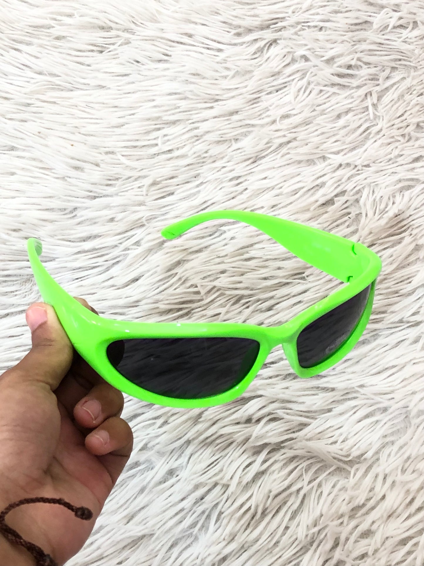 Lentes verdes pequeños con micas oscuras.