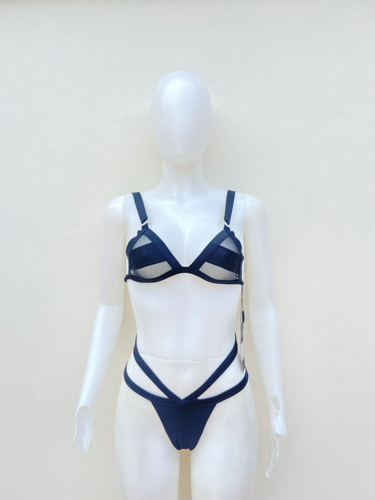 Biquini, negro con transparencia en la parte del top y tirantes en la parte de abajo.