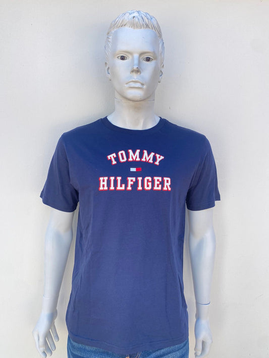 T-shirt Tommy Hilfiger original azul marino con letras de la marca en rojo y blanco.