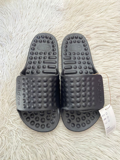 Sandalias ADIDAS original, negra con textura de bolitas, ajustables y letras de la marca.