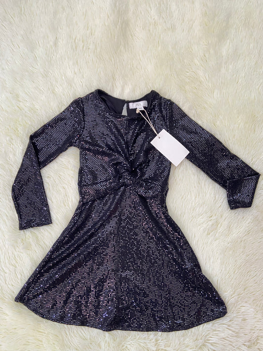 Vestido ZARA original negro, con lentejuelas y detalle de nudo en frente.