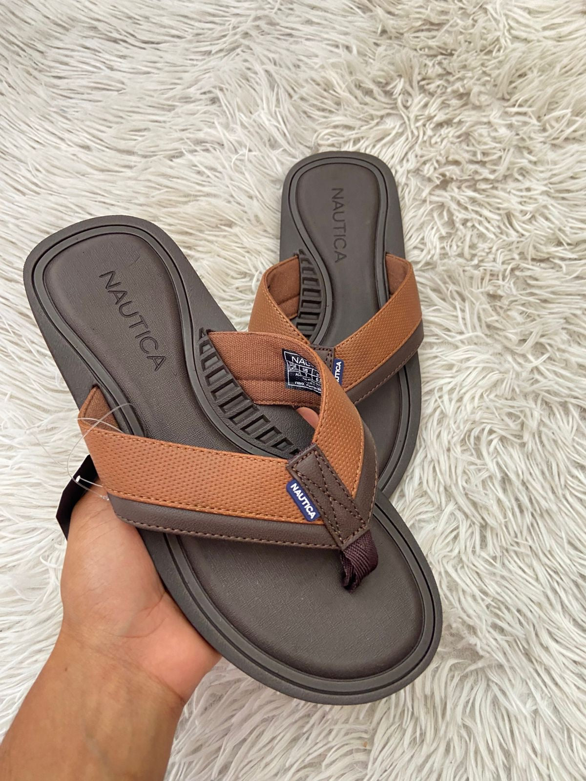 Sandalias NAUTICA original, marrón oscuro con marrón caramelo en frente y nombre de la marca en blanco.