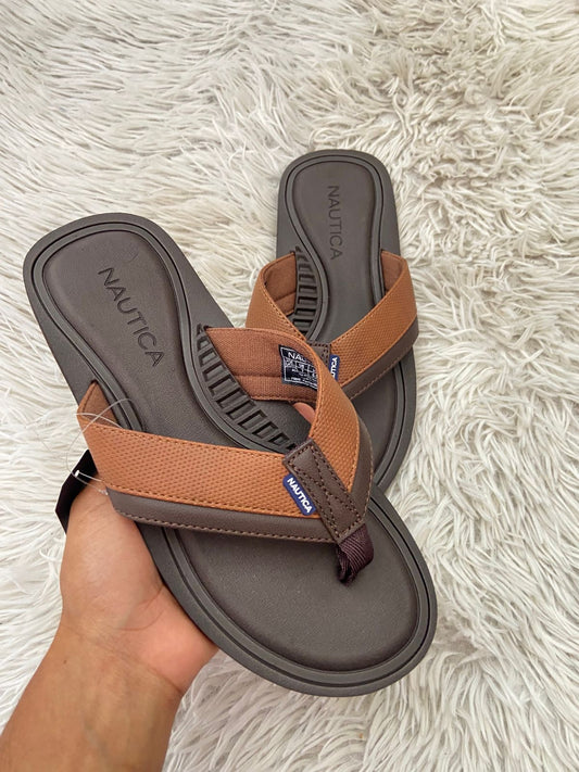 Sandalias NAUTICA original, marrón oscuro con marrón caramelo en frente y nombre de la marca en blanco.