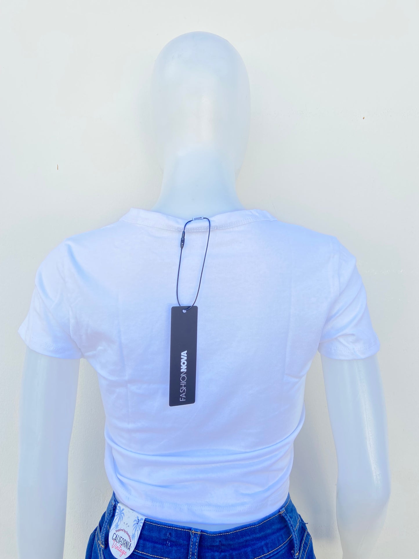 Top, blanco con letras BITCH I’M AN AQUARIUS ( Perra, soy acuario ) en rojo.