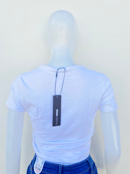 Top, blanco con letras BITCH I’M AN AQUARIUS ( Perra, soy acuario ) en rojo.