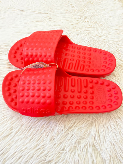 Sandalias Adidas original roja con estilo confort, ajustables.