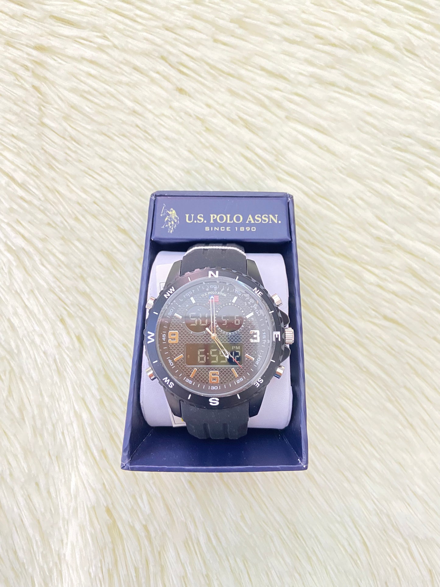 Reloj U.S POLO ASSN. SINDE 1890 original negro con detalles en color plateado.