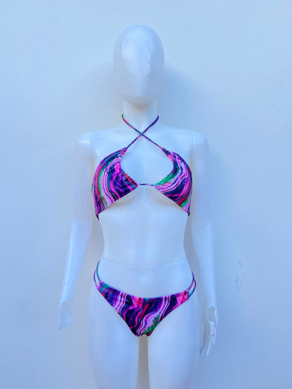 Biquini, morado con multicolores y cover Up adicional ( falda ), 3 piezas.