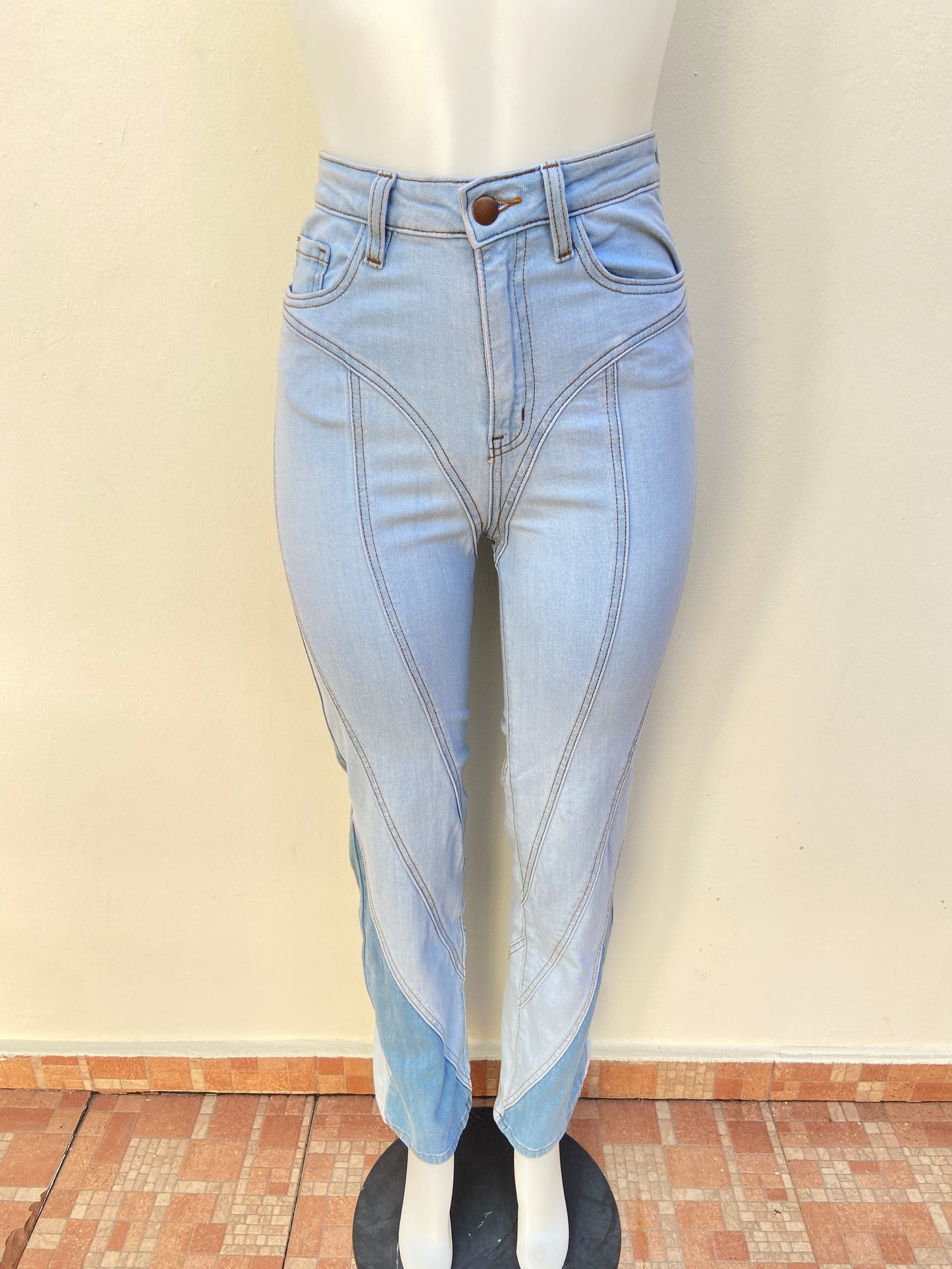 Pantalón Jean Fashion Nova original azul claro con mitad en azul más oscuro y diseños de rayas.