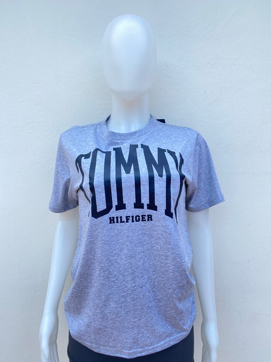 T-shirt Tommy Hilfiger original gris oscuro con letras TOMMY HILFIGER en azul marino.