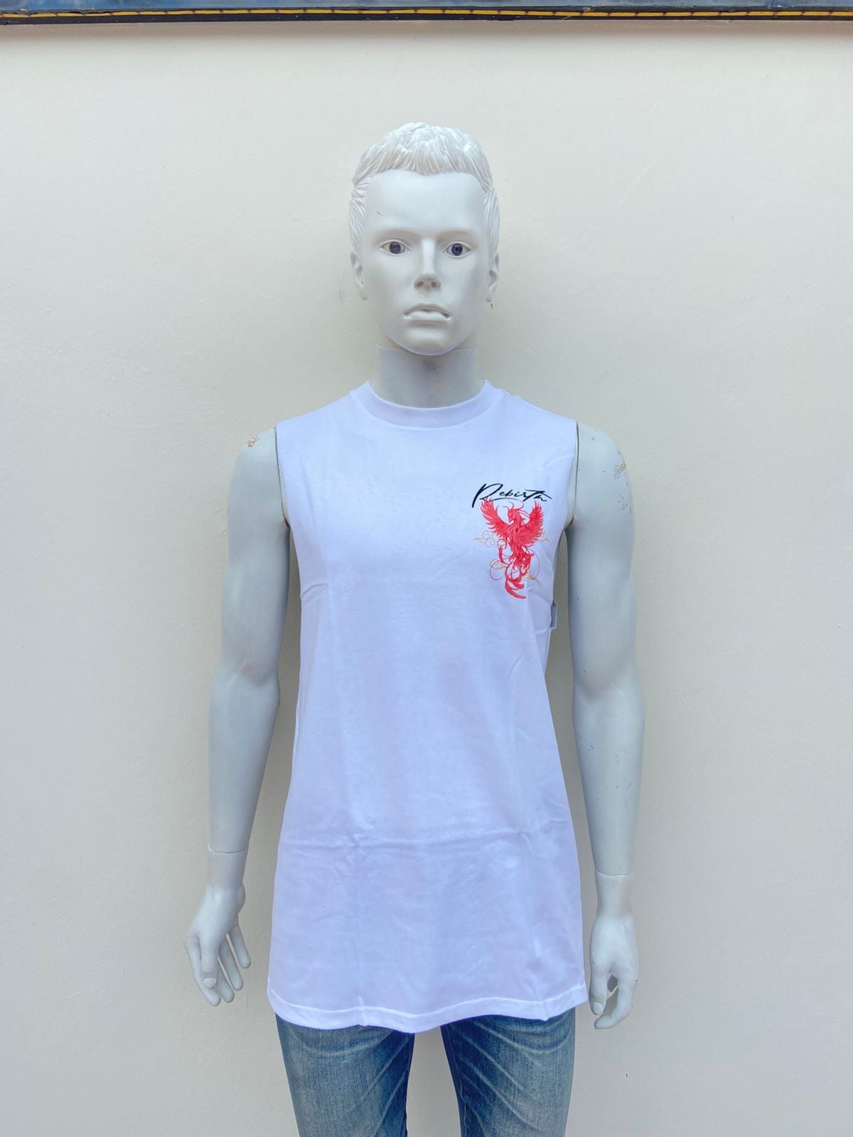 Franela blanco con diseños de un Fenix y letra negra arriba