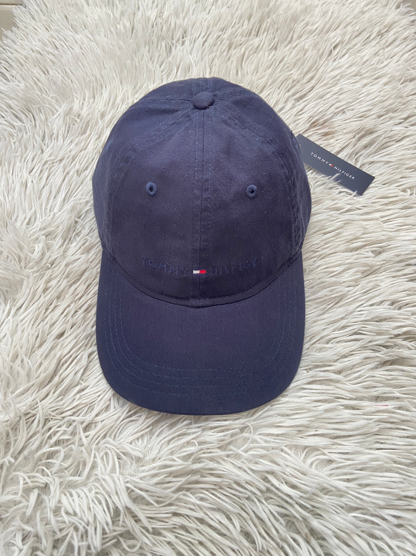 Gorra Tommy Hilfiger original azul marino con letras TOMMY HILFIGER en azul.