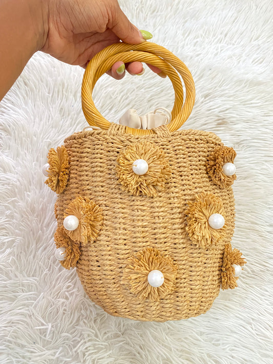 Cartera Fashion Nova original, de mimbre tejido con perlas blancas.