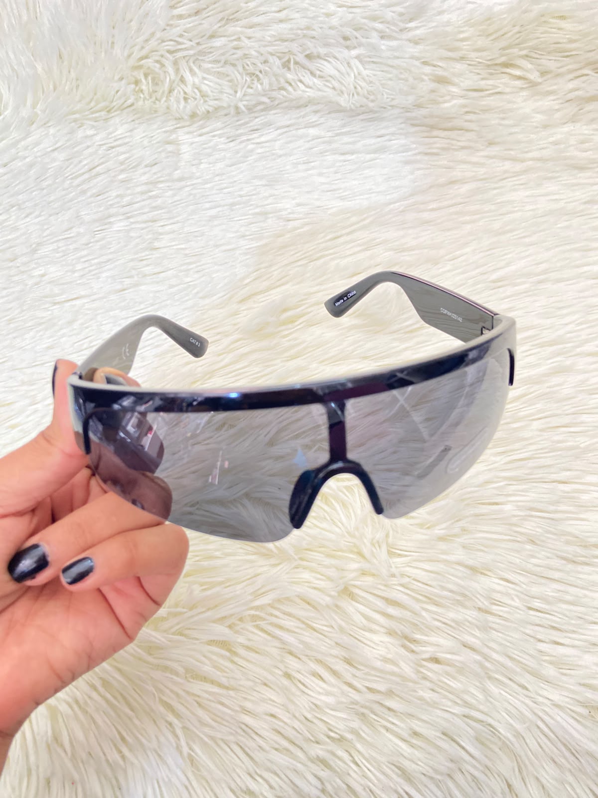 Lentes, negro con montura gruesa y protección UV 100%.