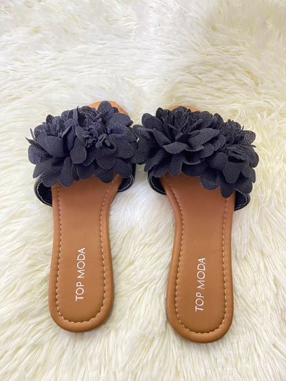 Sandalias TOP MODA original, marrones con negro y flor en color negro enfrente.