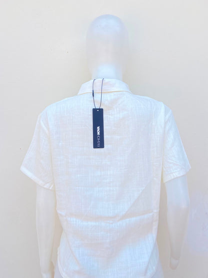 Camisa, blanco hueso con bolsillo al lado y botones de madera, 20% lino.