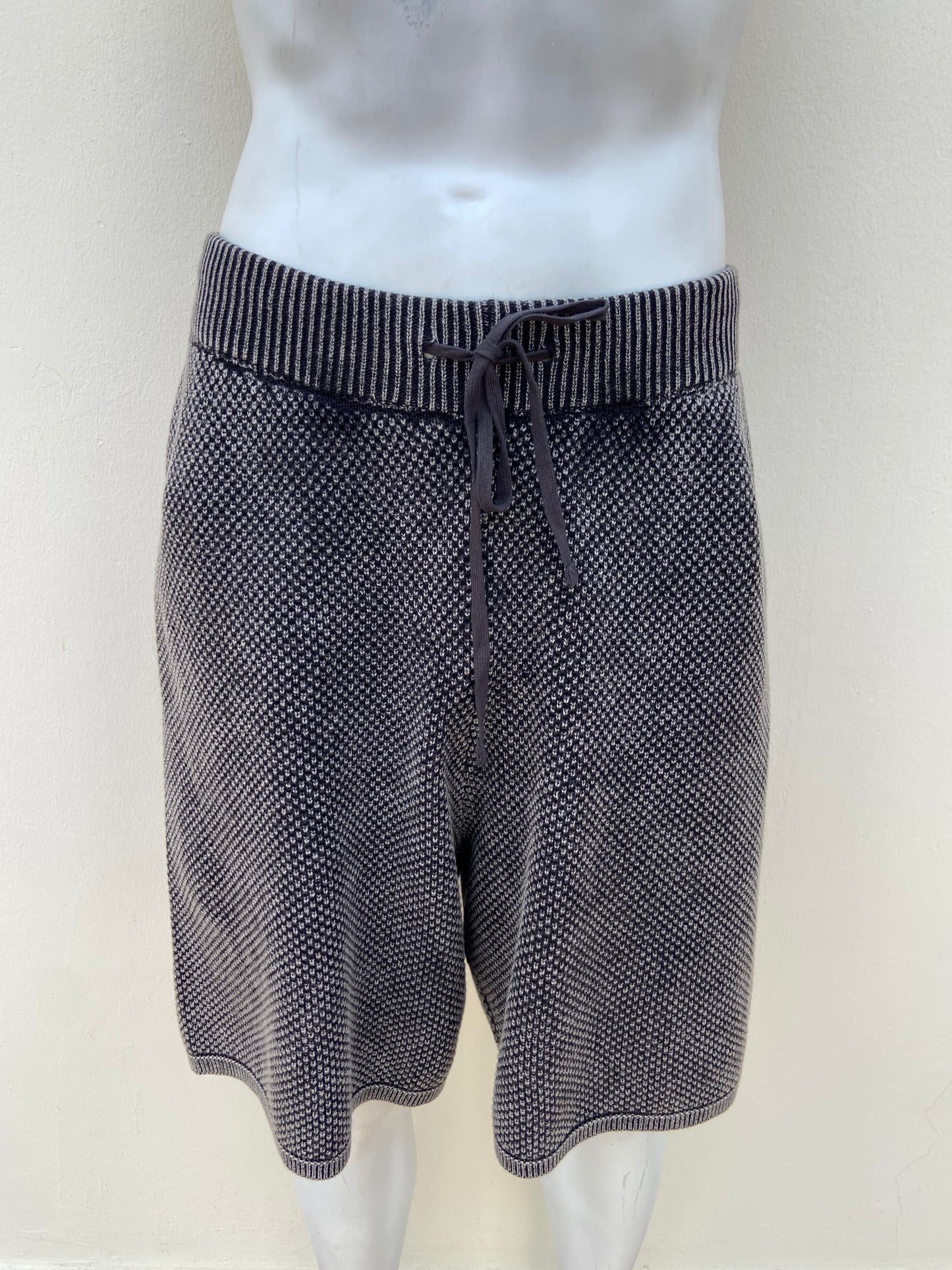 Bermuda, negra/gris con lazo ajustable y bolsillos en los lados,