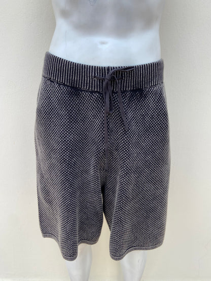 Bermuda, negra/gris con lazo ajustable y bolsillos en los lados,