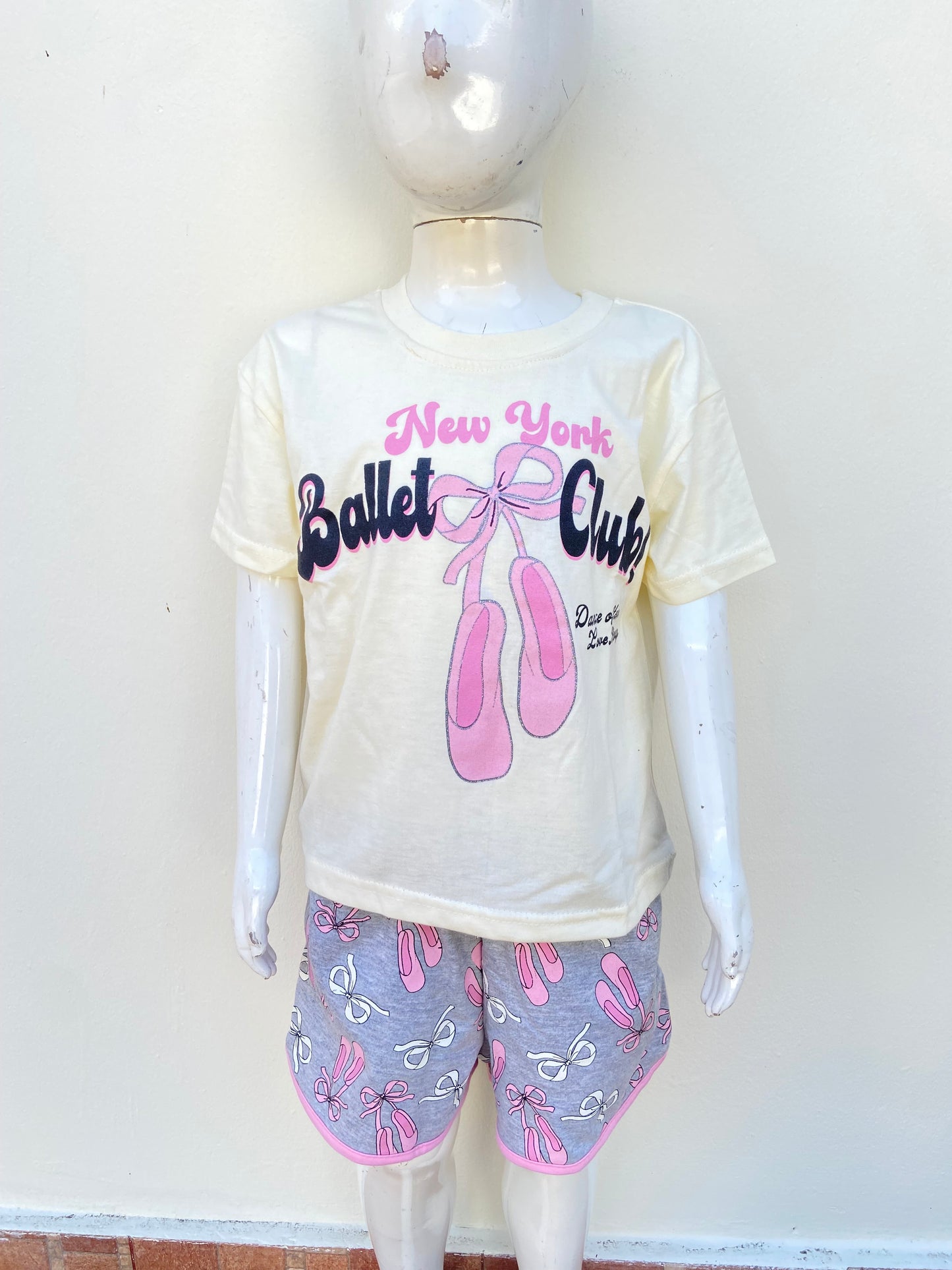 Conjunto, gris con crema y estampado de lazos y letras NEW YORK BALLET.