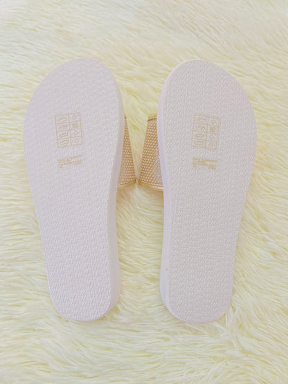 Sandalias MICHAEL KORS original, dorado con blanco y letras MK al lado.