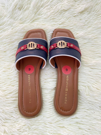 Sandalias TOMMY HILFIGER original, marron con azul marino y rojo más placa en dorado en frente.