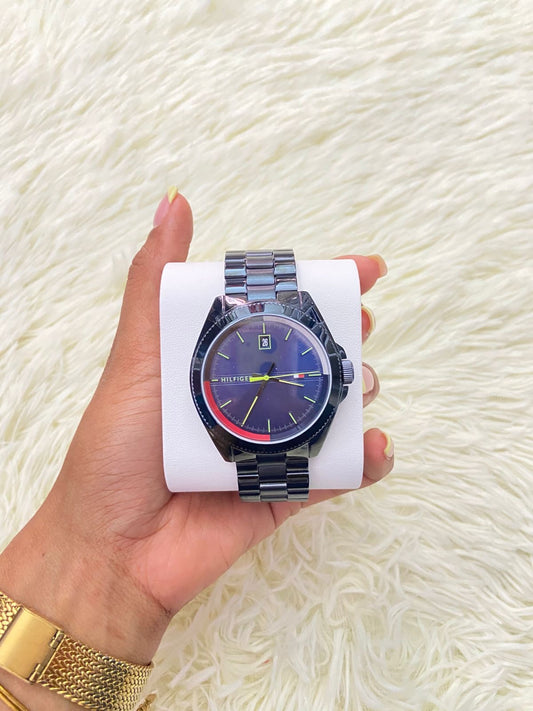 Reloj TOMMY HILFIGER original, 44 mm cara, color negro con fondo en azul y manecillas en color verde.