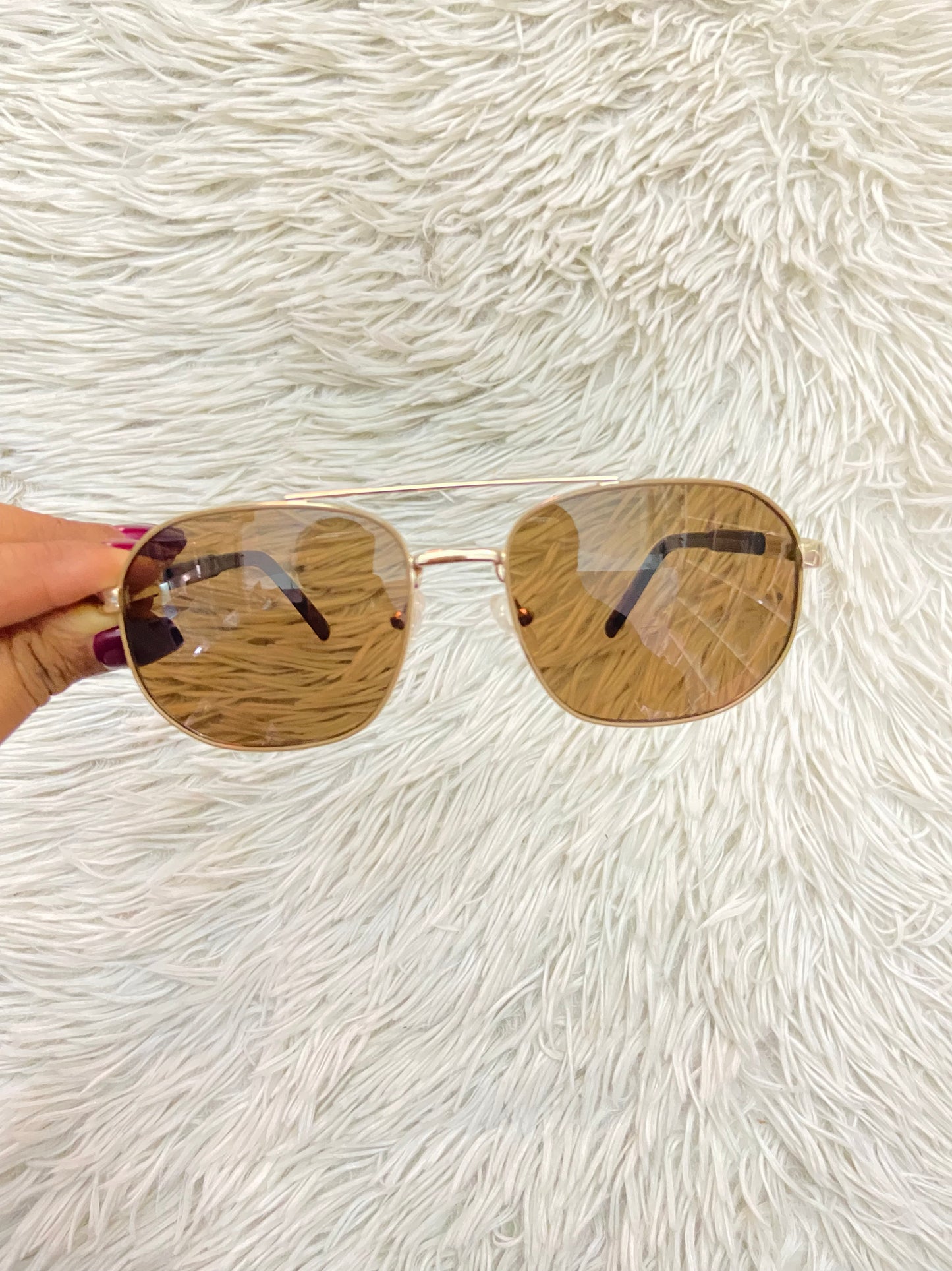 Lentes GUESS original, diseñados con protección UV 100-400 para proteger tu visión. Marrones con montura en animal print, ovalados.