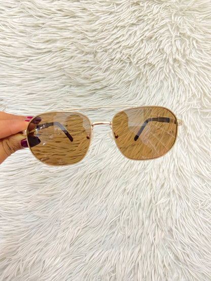 Lentes GUESS original, diseñados con protección UV 100-400 para proteger tu visión. Marrones con montura en animal print, ovalados.