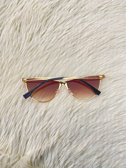 Lentes, negro con montura dorada micas marrones y patillas negras.