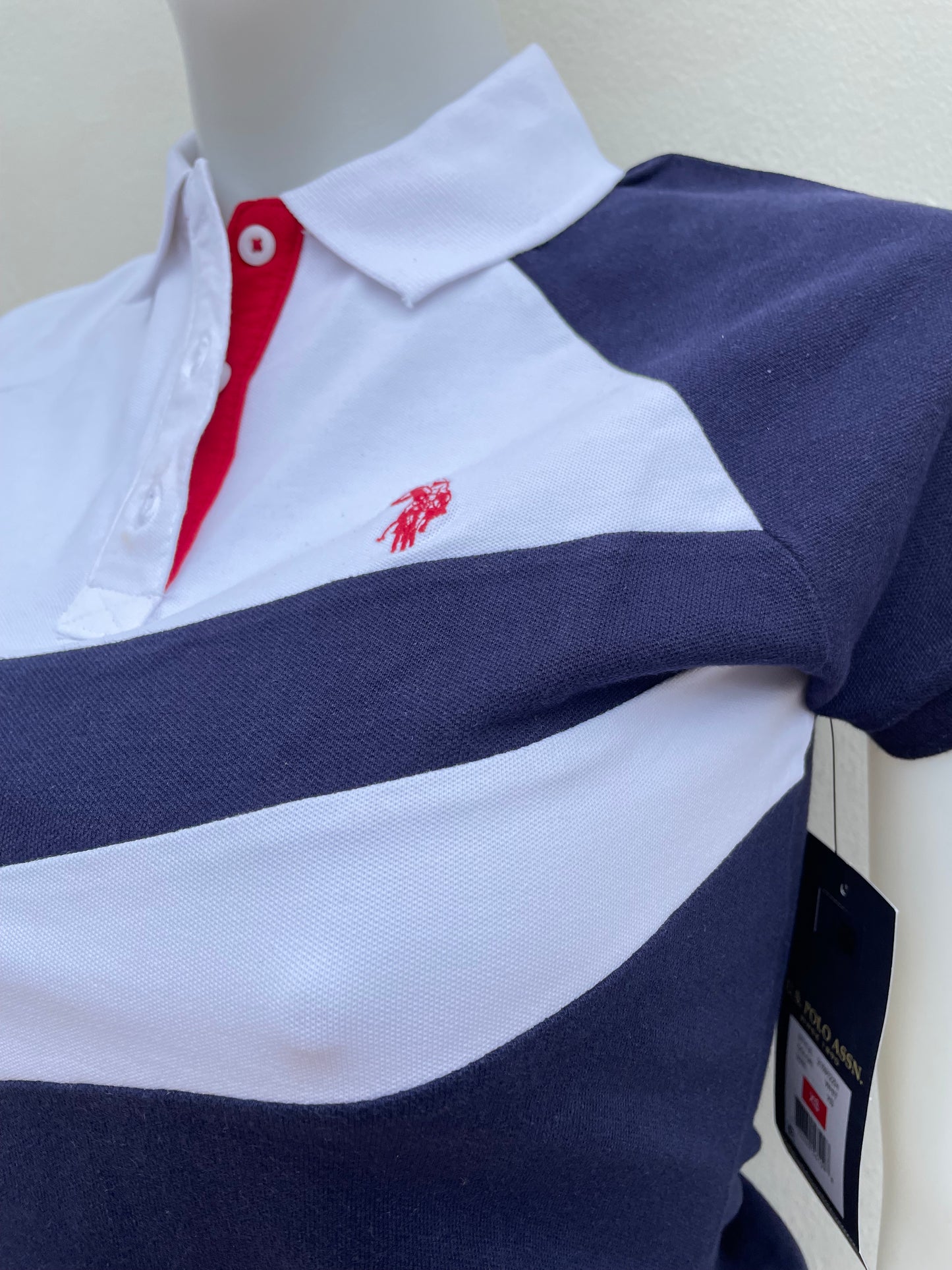 Polocher U.S polo original blanco con azul , y estampado de la marca rojo