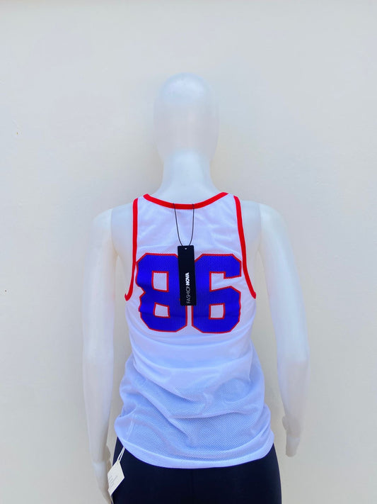 Franela blanca de mayas con letras en color azul LOS ANGELES y numero 86 atras.