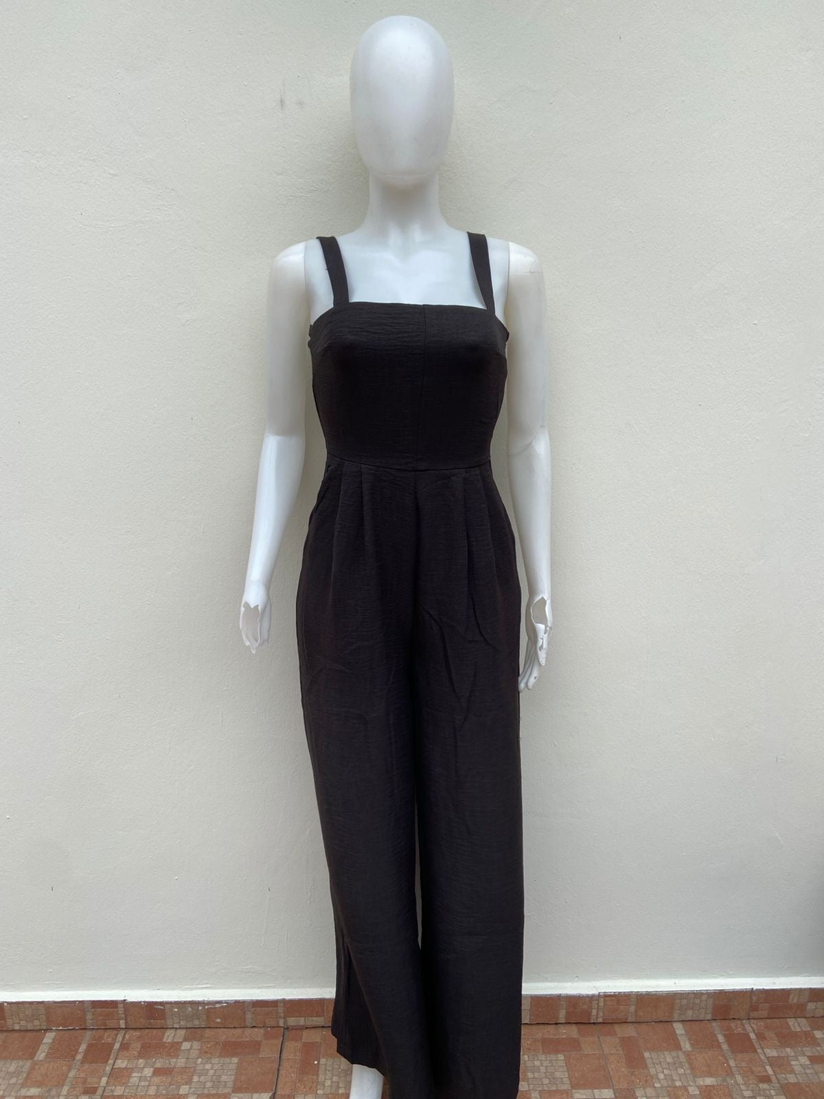 Enterizo Forever 21 original negro largo con abierto en la parte trasera.