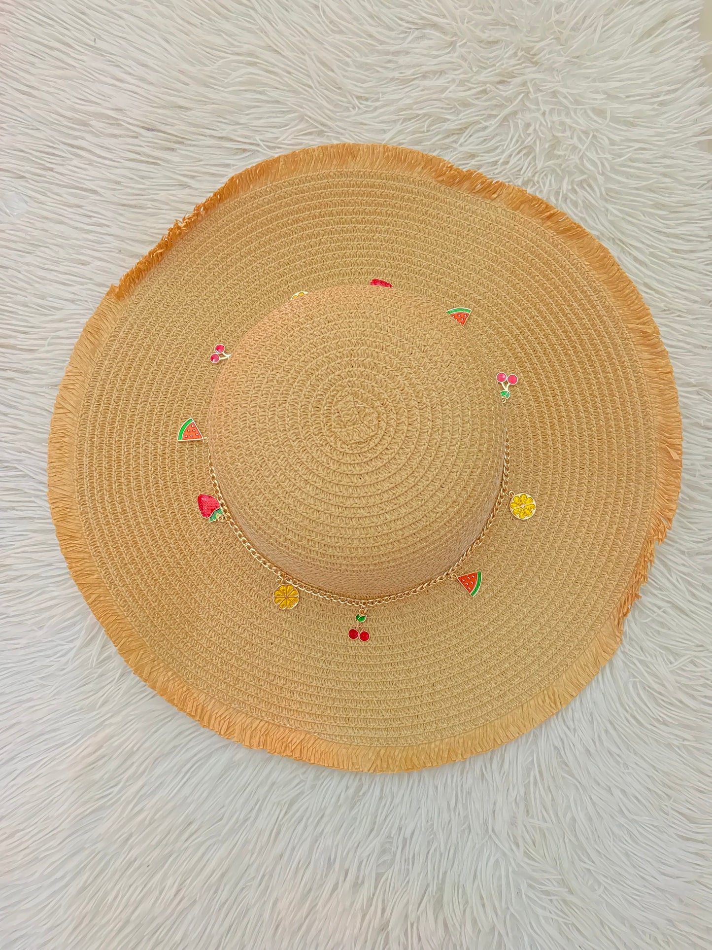 Gorro/ Sombrero, marrón con detalles de vuelos y Cadena con frutas de colores en dorado.