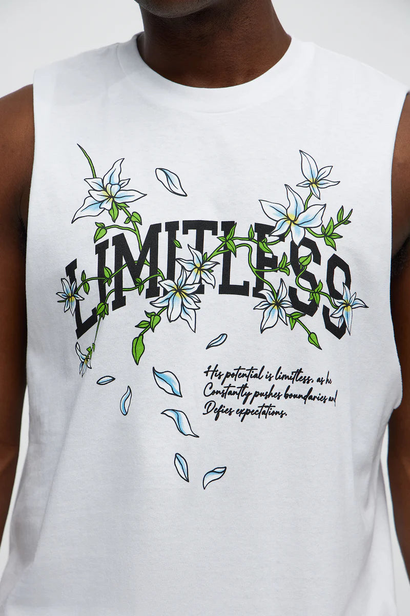 Franela blanca con letras al frente en color negro y flores verdes y azules LIMITLESS